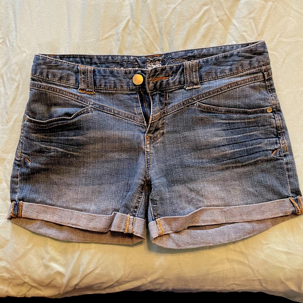 Express Women’s Distressed Jean Shorts. Size 4.